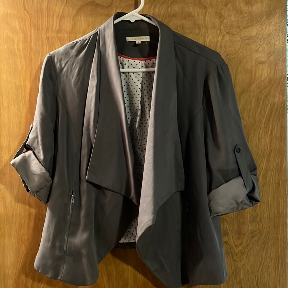 Gray cropped blazer with a zipper pockets